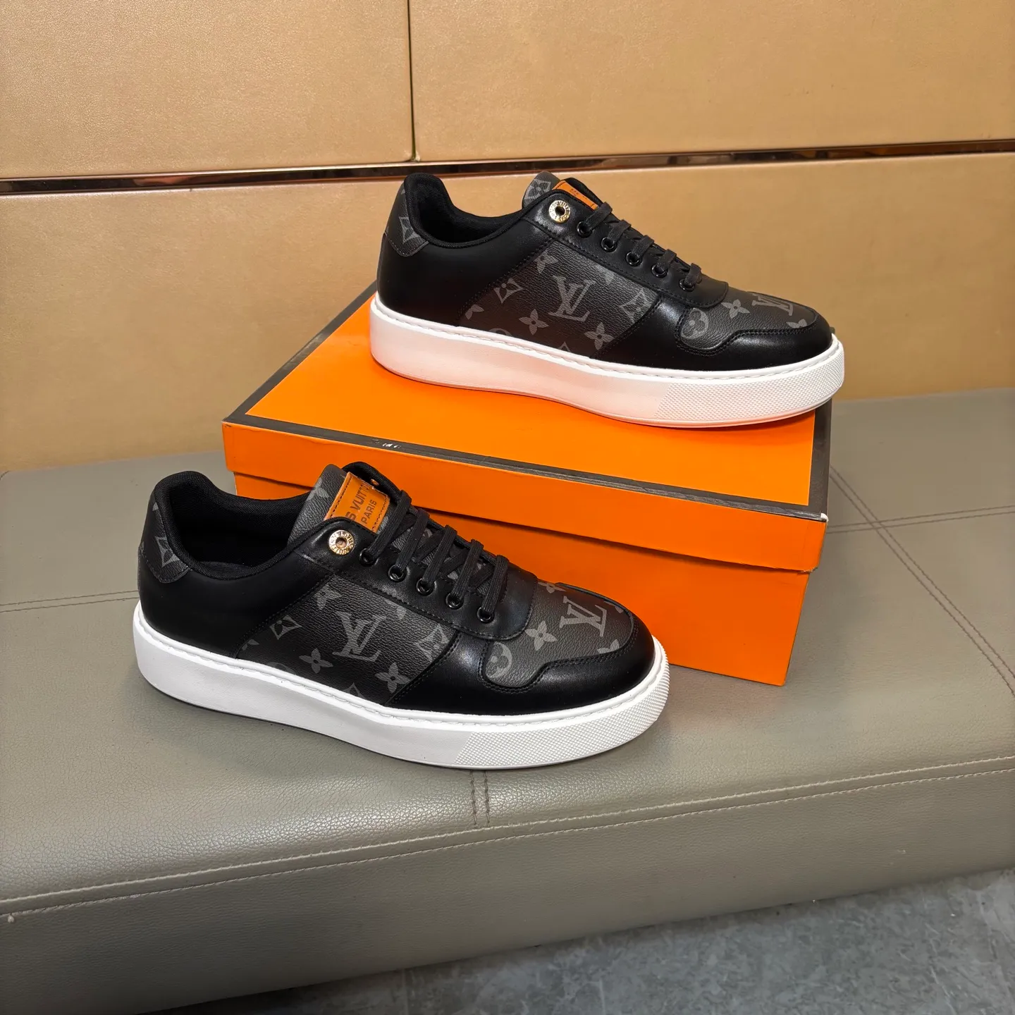 Men's shoes P400 🔆🔆👉【LV Louis Vuitton】The latest men's casual and fashionable men's shoes👟Best for all seasons💥Simple and elegant style, exclusive for trendy men, unique latest brand elements👑High-quality imported printed leather upper + cowhide, pigskin feet, fashionable and generous✅wear-resistant rubber outsole! Actual shooting🎬38-44